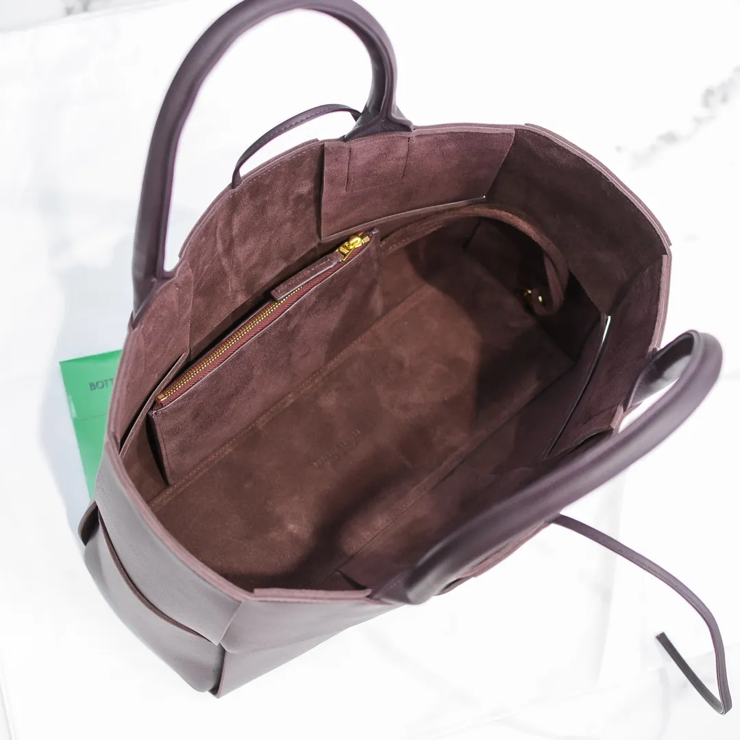 Batch 1860 BottegaVeneta# 🧷Early autumn SLIP tote handbag, the oversized woven design really makes it a huge gap from ordinary tote bags🔗🔗The interior is matched with a leather system ⛓Daniel Lee leads the brand gene to continue to evolve with fresh inspiration🧬🧬 Showing the balance between luxury and reality👉Grape purple Size: 36*24*12【9892#】